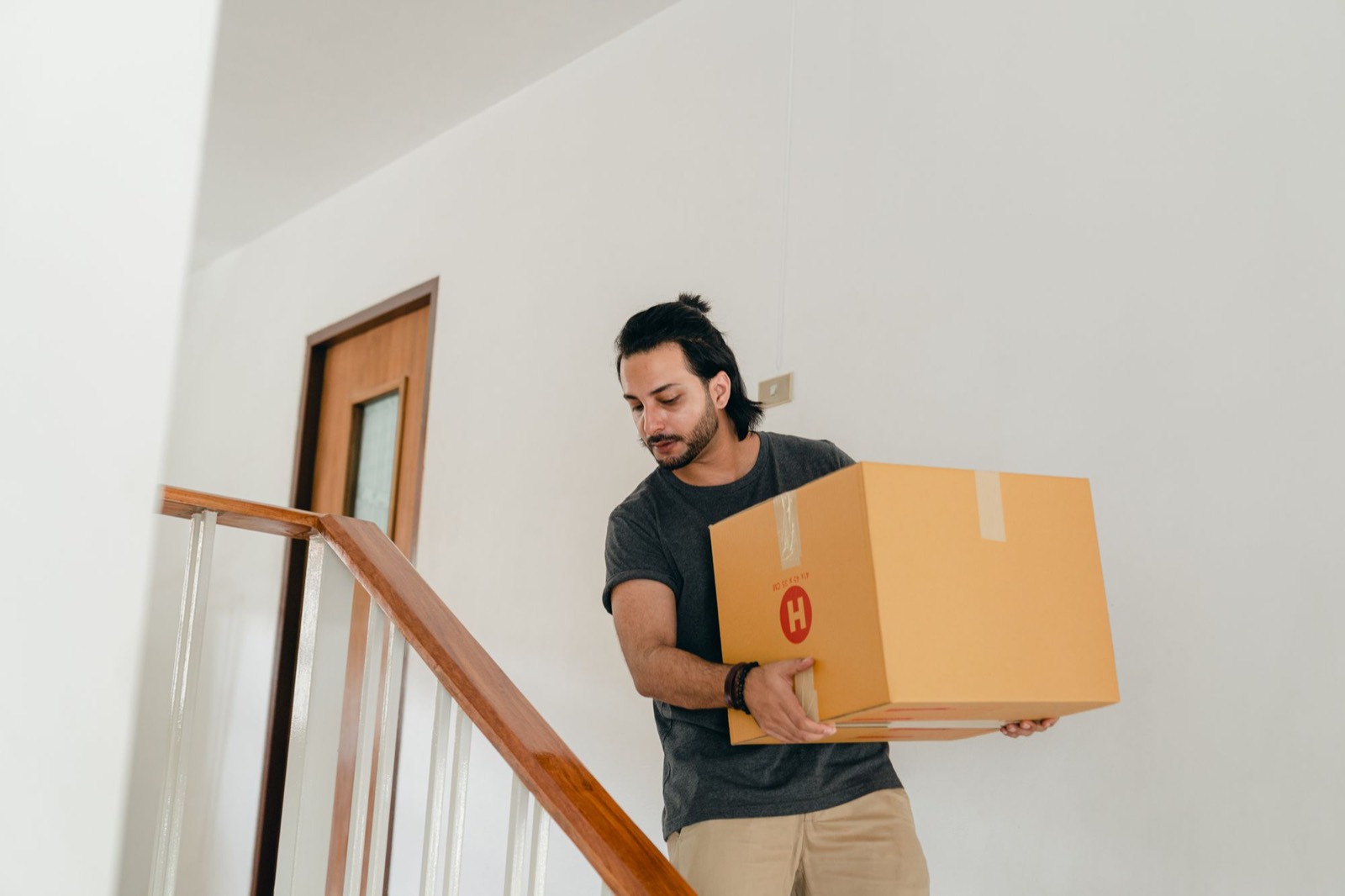 Descente de cartons dans l'escalier lors d'un débarras d'appartement