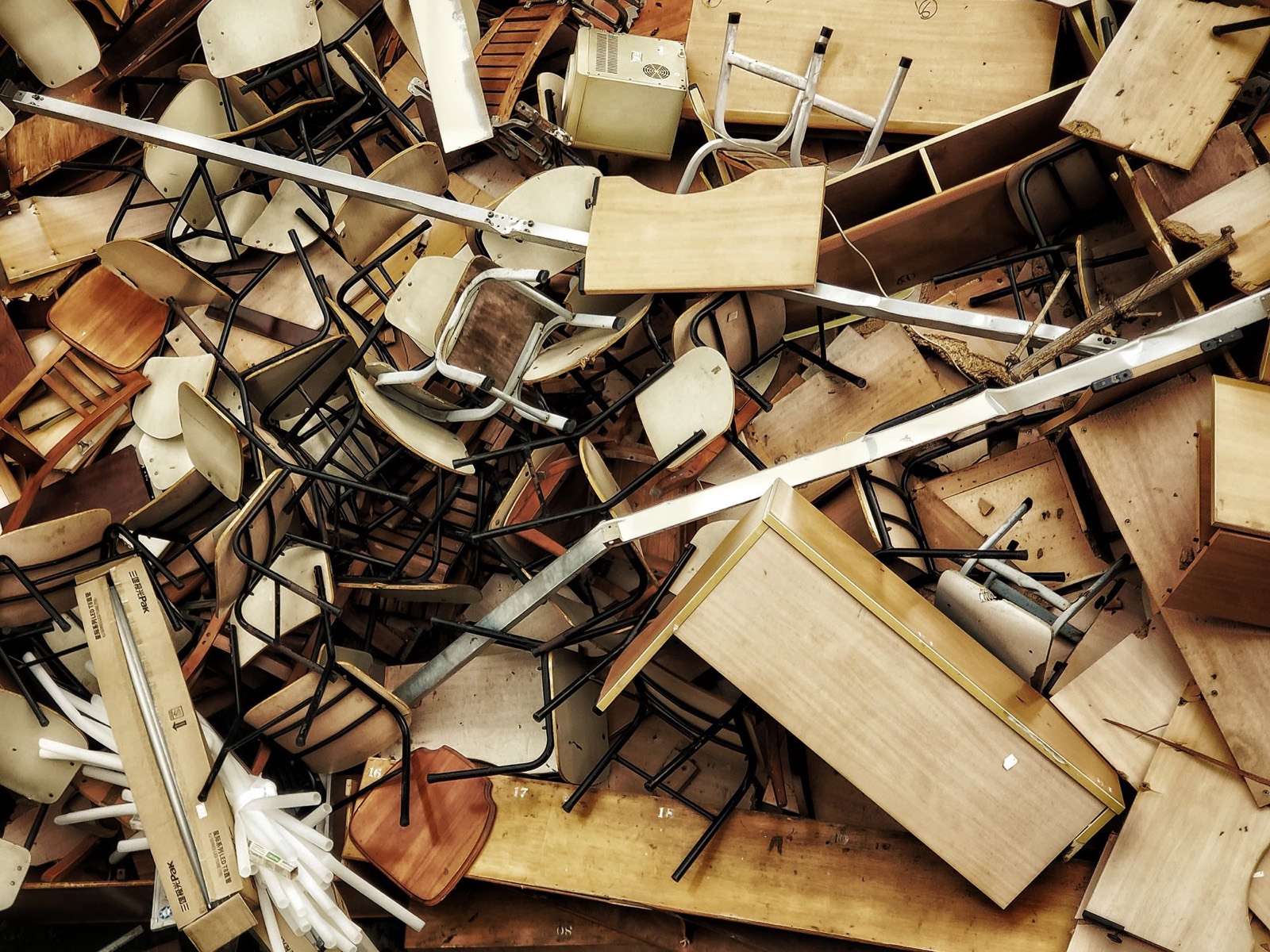 Meubles démontés prêts à être évacués et recyclés