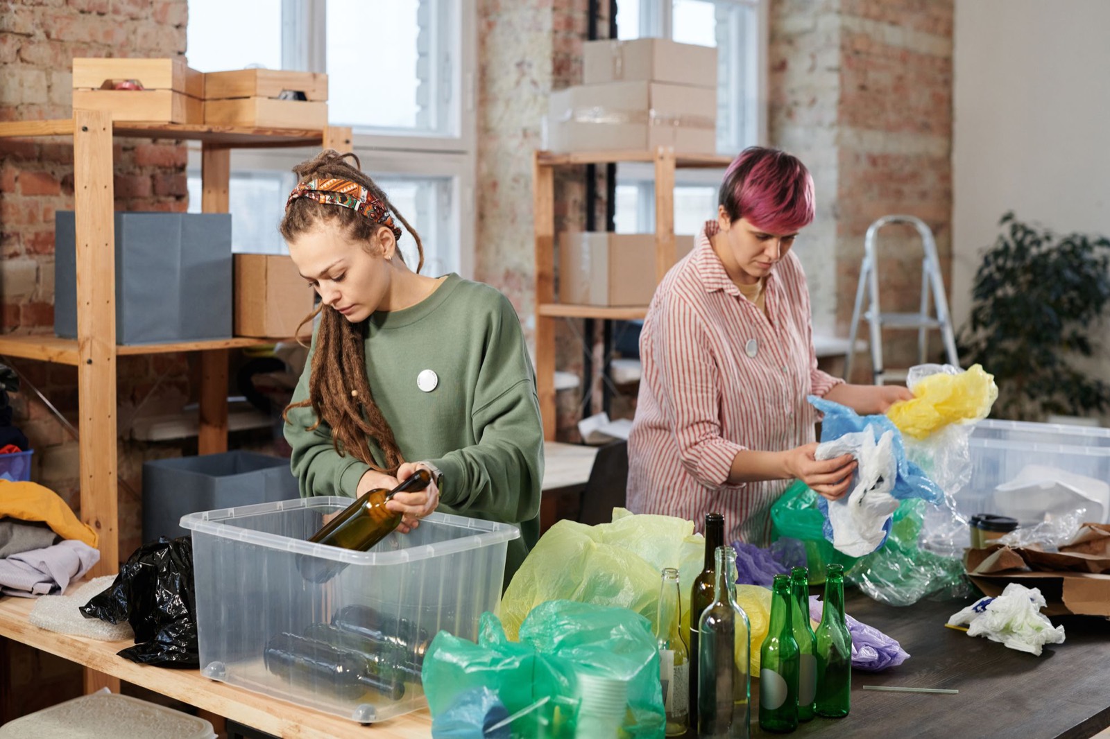 Tri et recyclage des objets récupérés lors d'un débarras dans l'Hérault